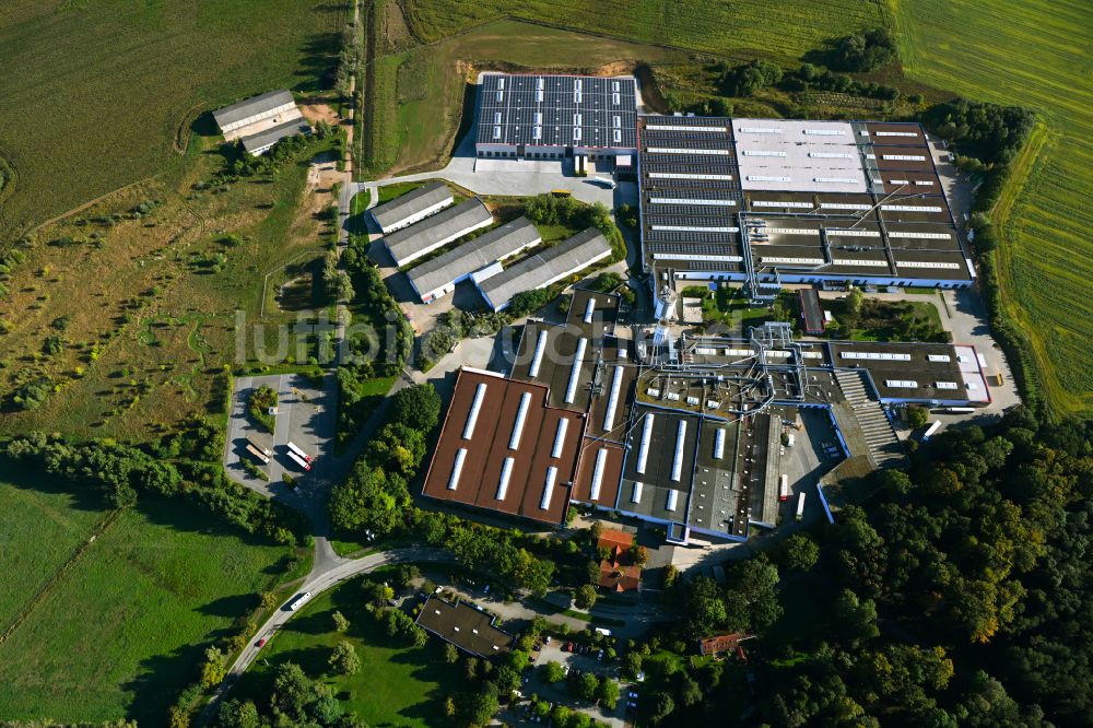 Meyenburg von oben - Möbeltischlerei Produktionsgebäude der Meyenburger Möbel GmbH in Meyenburg im Bundesland Brandenburg, Deutschland