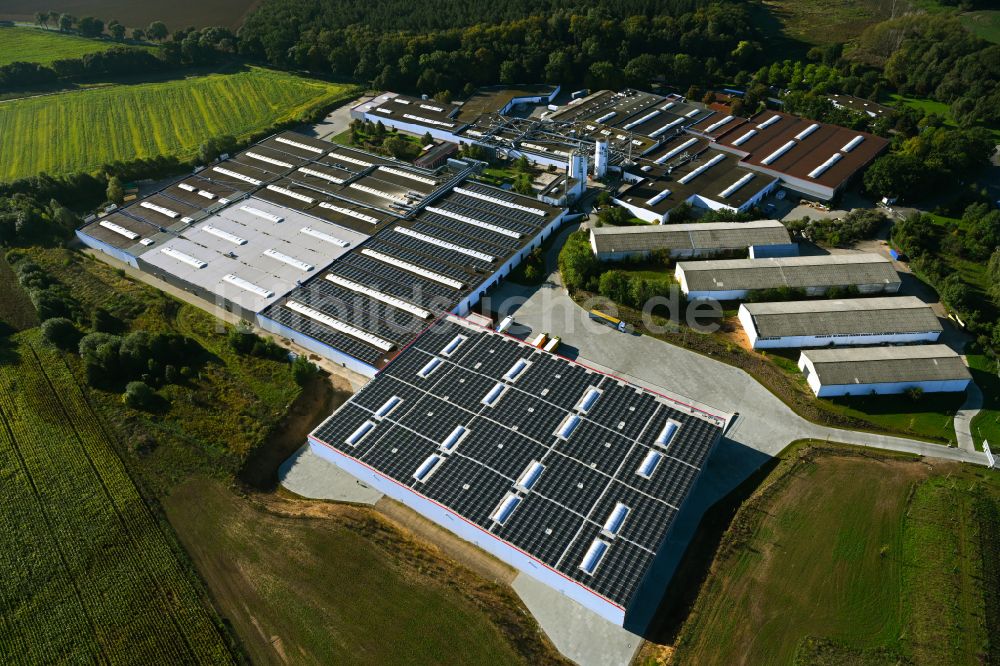 Luftaufnahme Meyenburg - Möbeltischlerei Produktionsgebäude der Meyenburger Möbel GmbH in Meyenburg im Bundesland Brandenburg, Deutschland