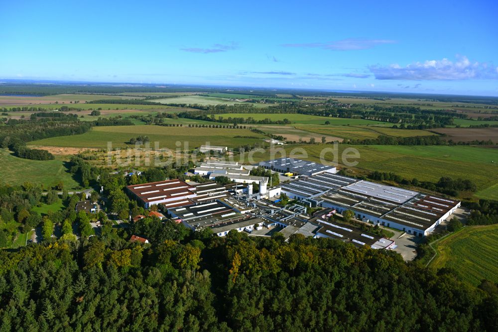 Luftbild Meyenburg - Möbeltischlerei Produktionsgebäude der Meyenburger Möbel GmbH in Meyenburg im Bundesland Brandenburg, Deutschland