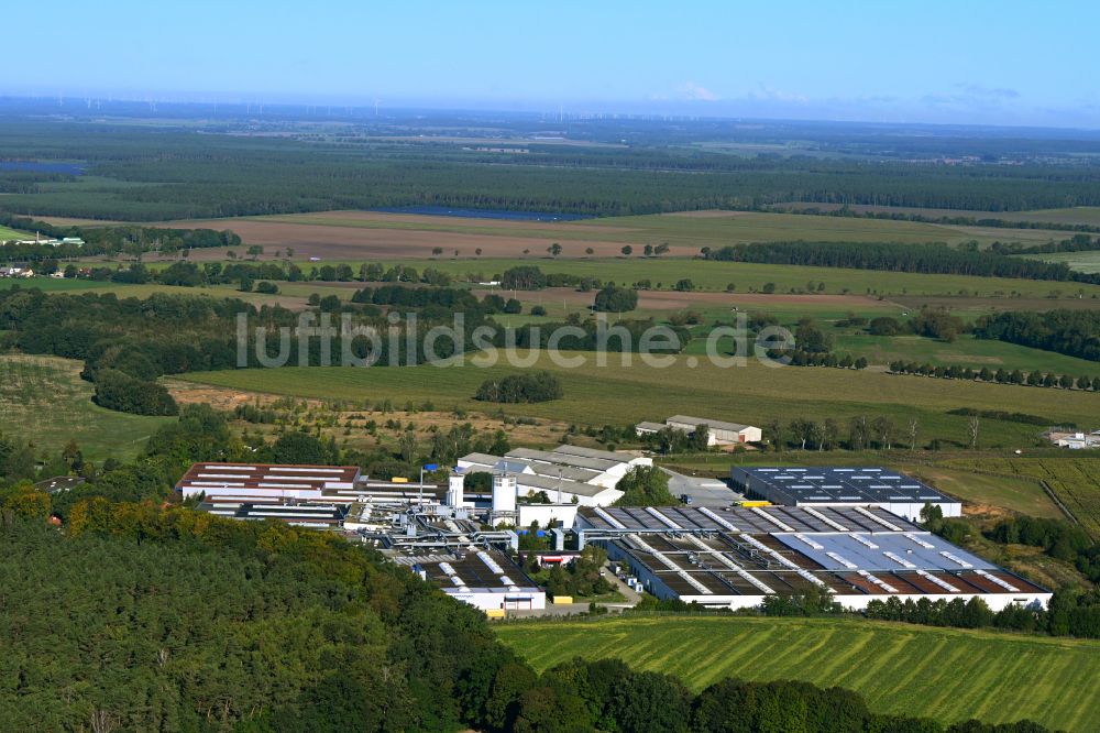 Meyenburg von oben - Möbeltischlerei Produktionsgebäude der Meyenburger Möbel GmbH in Meyenburg im Bundesland Brandenburg, Deutschland