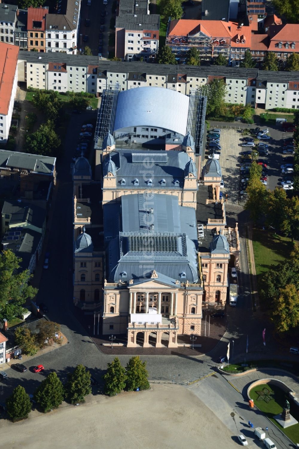 Schwerin von oben - Mecklenburgische Staatstheater Schwerin im Bundesland Mecklenburg-Vorpommern