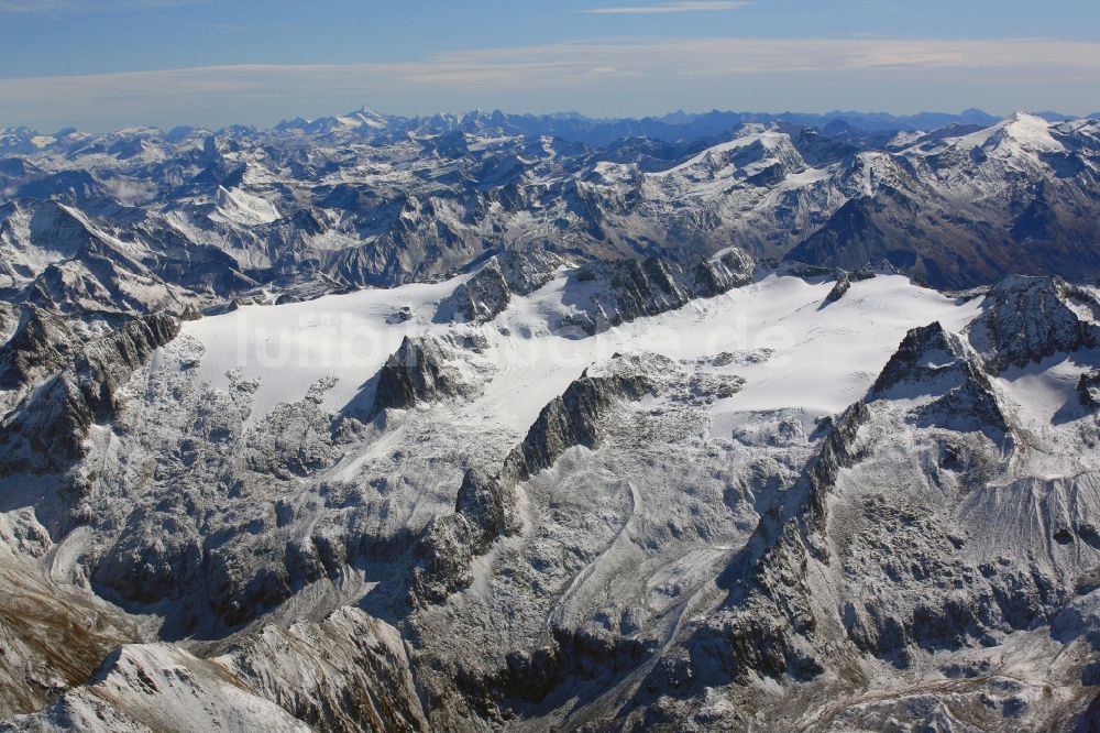 Sumvitg aus der Vogelperspektive: Medelsergletscher am Piz Medel in der Felsen- und Berglandschaft der Surselva in den Schweizer Alpen im Kanton Graubünden, Schweiz