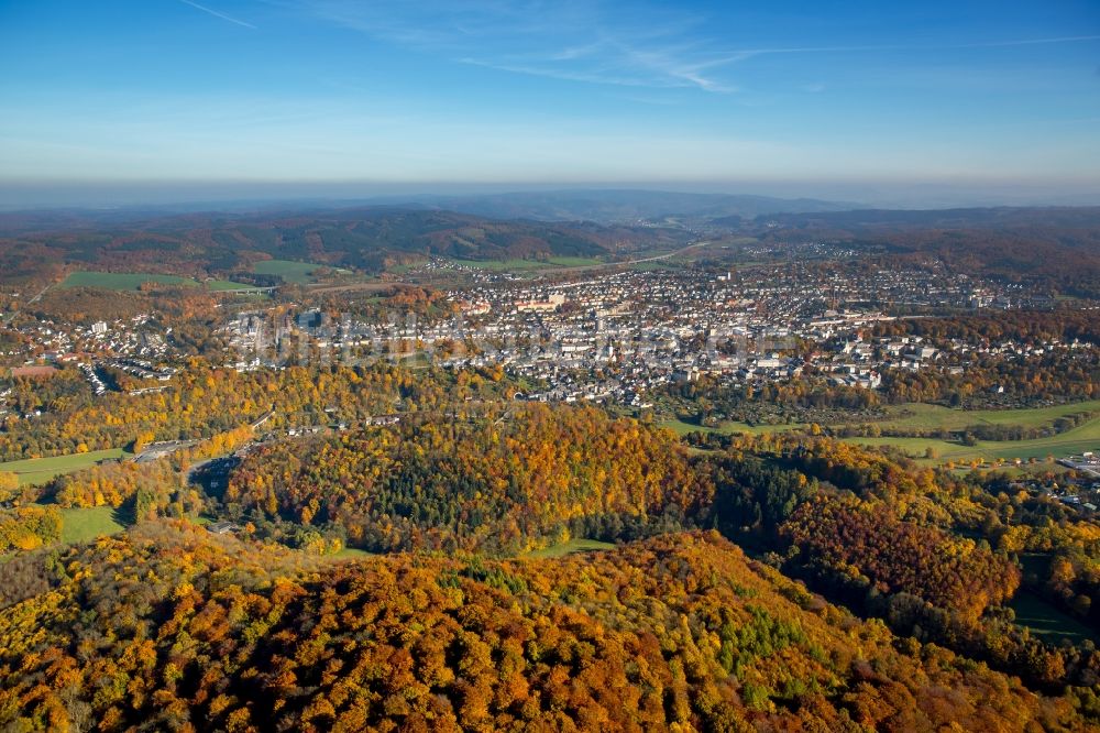 Arnsberg aus der Vogelperspektive: Meer bunt gefärbter Blätter an den Baumspitzen in einem Laubbaum- Waldgebiet in Arnsberg im Bundesland Nordrhein-Westfalen