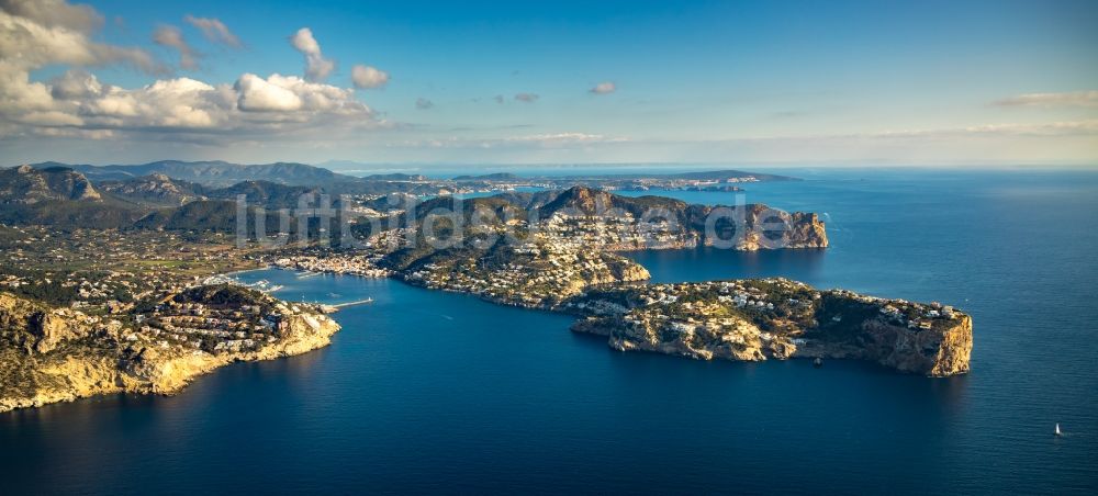 Andratx aus der Vogelperspektive: Meeres-Küste des Balearen-Meer in Andratx auf der balearischen Mittelmeerinsel Mallorca, Spanien