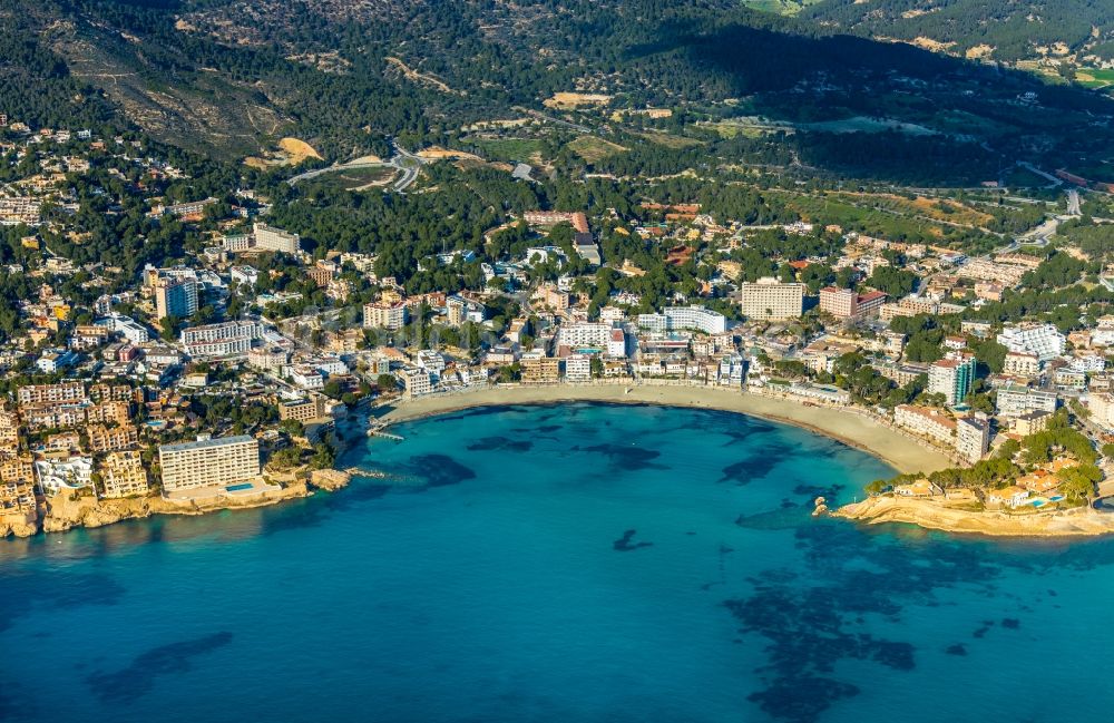 Santa Ponca von oben - Meeres-Küste des Balearen-Meer in Santa Ponca auf der balearischen Mittelmeerinsel Mallorca, Spanien