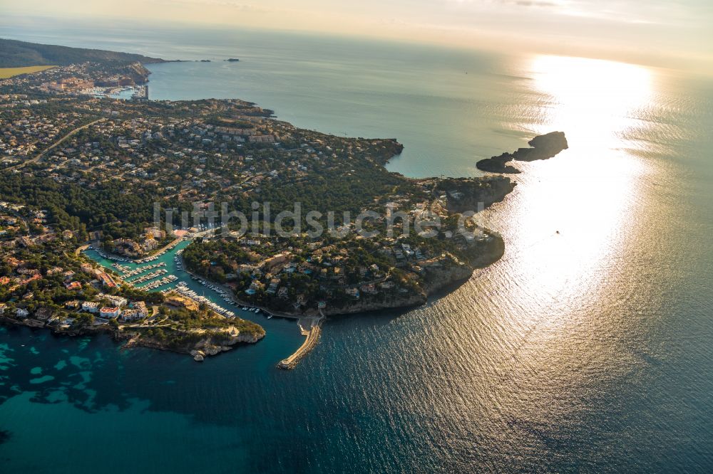 Santa Ponsa von oben - Meeres-Küste des Balearen-Meer in Santa Ponsa auf der balearischen Mittelmeerinsel Mallorca, Spanien