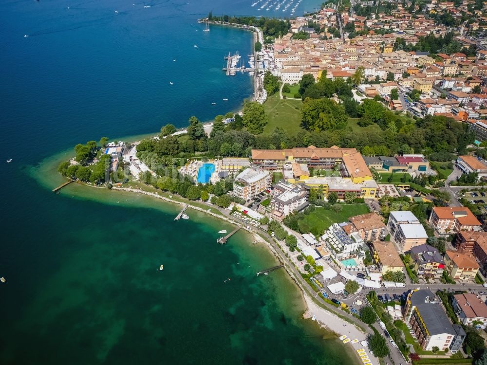 Bardolino aus der Vogelperspektive: Meeres-Küste in Bardolino in Veneto, Italien