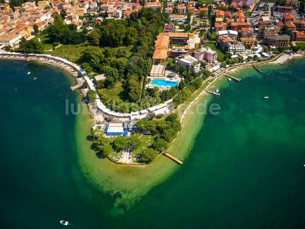 Luftaufnahme Bardolino - Meeres-Küste in Bardolino in Veneto, Italien