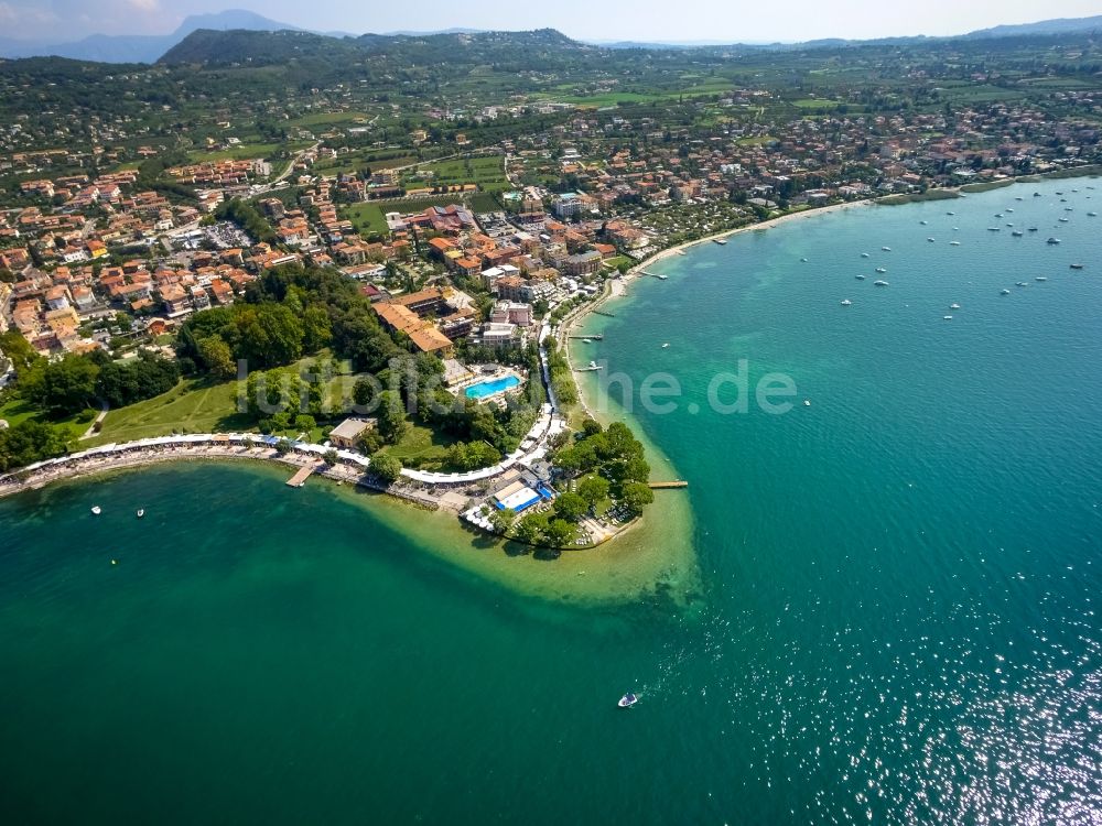 Bardolino von oben - Meeres-Küste in Bardolino in Veneto, Italien