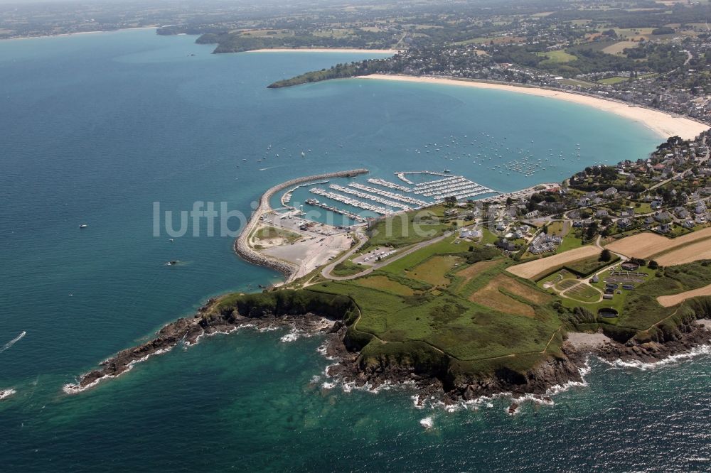 Luftaufnahme Saint-Cast-le-Guildo - Meeres-Küste bei Saint-Cast-le-Guildo in Bretagne, Frankreich