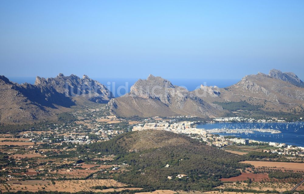 Luftaufnahme Pollença - Meeres-Küste Bucht von Pollenca Puerto Pollenca mit Tramuntana Gebirgskette in Mallorca auf der balearischen Mittelmeerinsel Mallorca, Spanien