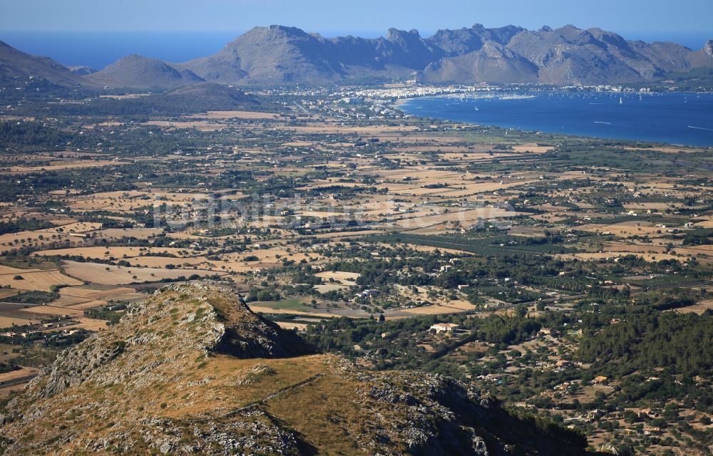 Luftaufnahme Alcúdia - Meeres-Küste Bucht von Pollenca mit Tramuntana Gebirgskette in Mallorca auf der balearischen Mittelmeerinsel Mallorca, Spanien