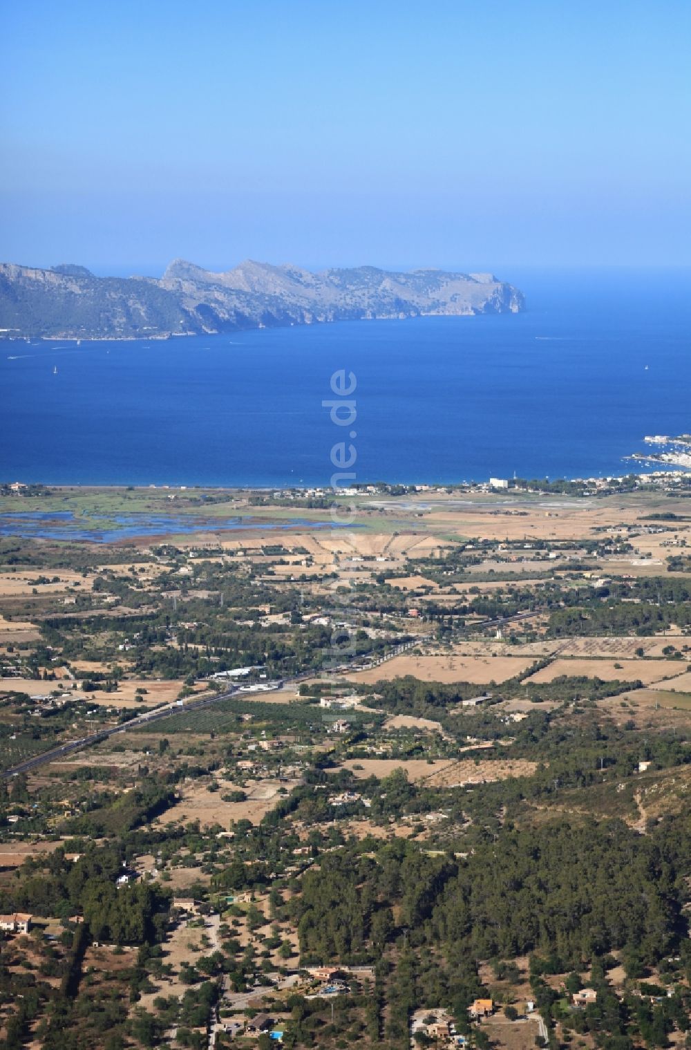 Alcúdia aus der Vogelperspektive: Meeres-Küste Bucht von Pollenca mit Tramuntana Gebirgskette in Mallorca auf der balearischen Mittelmeerinsel Mallorca, Spanien