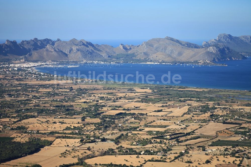 Luftaufnahme Alcúdia - Meeres-Küste Bucht von Pollenca mit Tramuntana Gebirgskette in Mallorca auf der balearischen Mittelmeerinsel Mallorca, Spanien