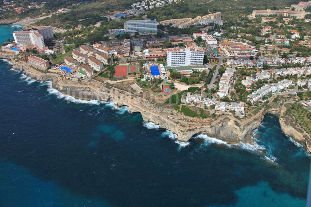 Cales de Mallorca von oben - Meeres-Küste in Cales de Mallorca auf der balearischen Mittelmeerinsel Mallorca, Spanien