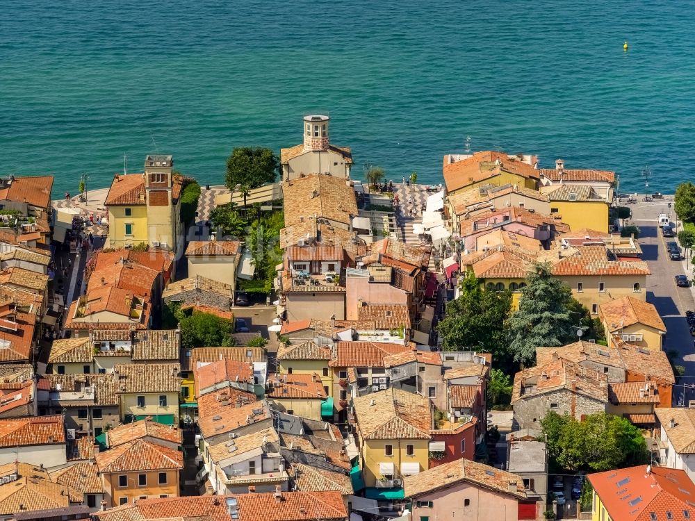 Luftaufnahme Lazise - Meeres-Küste am Gardasee in Lazise in Veneto, Italien