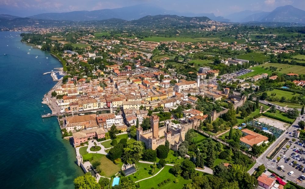 Luftaufnahme Lazise - Meeres-Küste am Gardasee in Lazise in Veneto, Italien