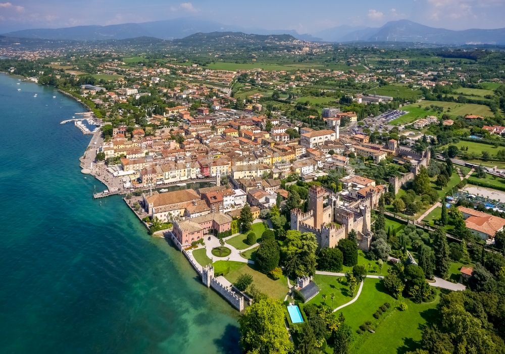 Lazise aus der Vogelperspektive: Meeres-Küste am Gardasee in Lazise in Veneto, Italien