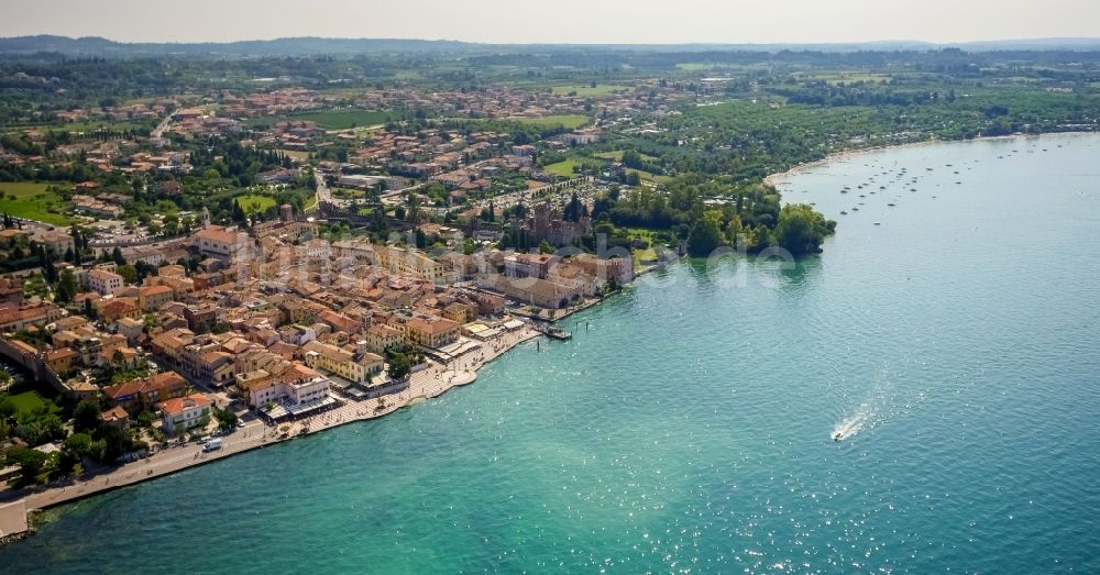 Luftbild Lazise - Meeres-Küste am Gardasee in Lazise in Veneto, Italien