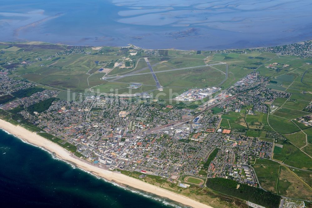 Westerland aus der Vogelperspektive: Meeres-Küste der Insel Sylt in Westerland im Bundesland Schleswig-Holstein