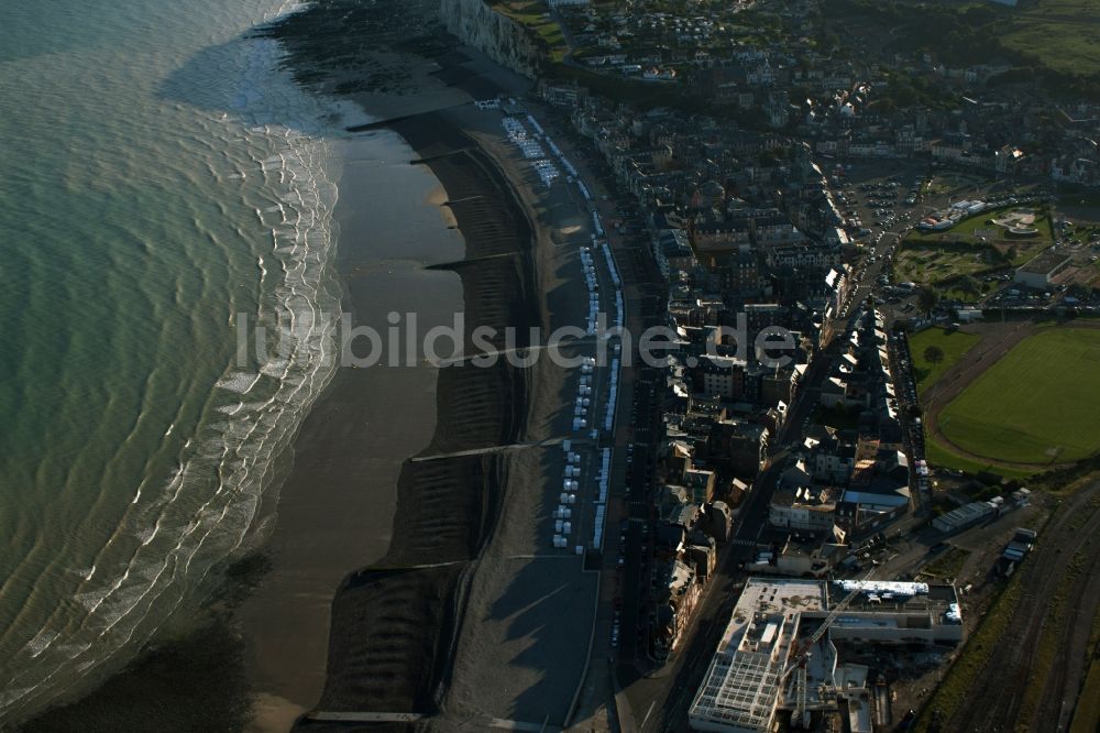 Mers-les-Bains aus der Vogelperspektive: Meeres-Küste Mers-les-Bains in Mers-les-Bains in Nord-Pas-de-Calais Picardie, Frankreich