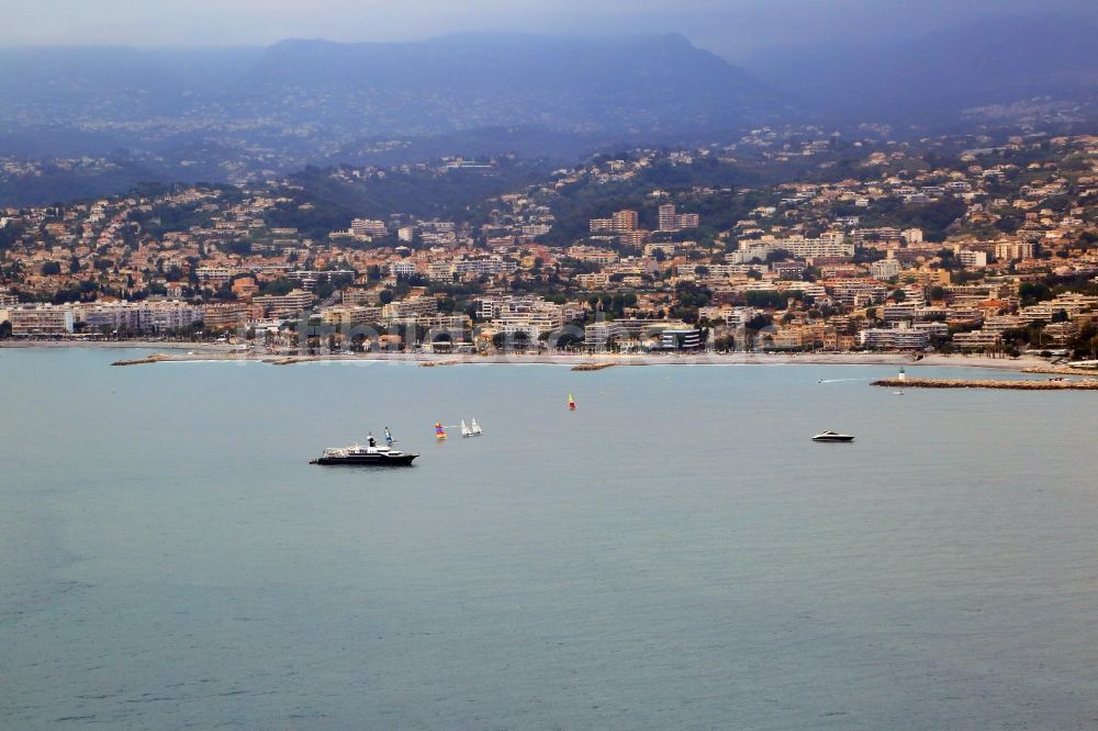 Luftaufnahme Cagnes-sur-Mer - Meeres-Küste am Mittelmeer in Cagnes-sur-Mer in Provence-Alpes-Cote d'Azur, Frankreich