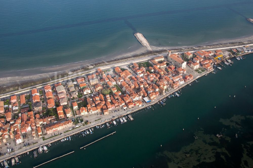 San Vito von oben - Meeres-Küste Mittelmeer in San Vito in Veneto, Italien