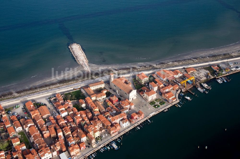 San Vito aus der Vogelperspektive: Meeres-Küste Mittelmeer in San Vito in Veneto, Italien