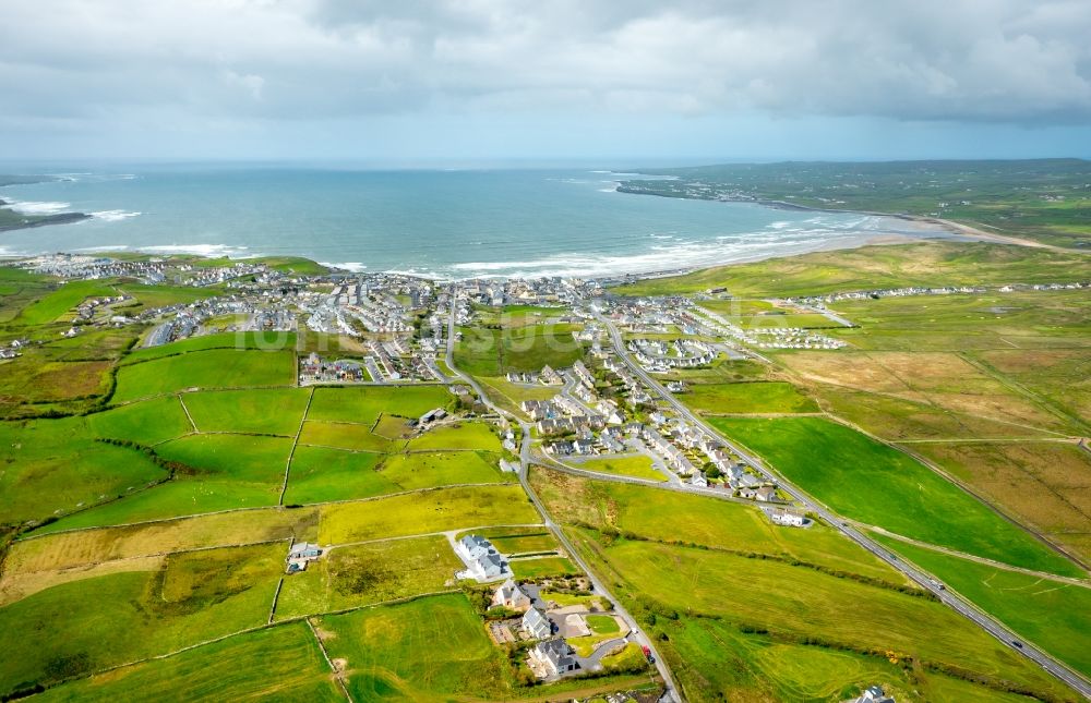 Luftaufnahme Lahinch - Meeres-Küste Nordatlantischer Ozean in Lahinch in Clare, Irland