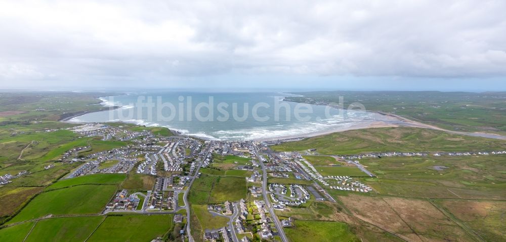 Luftaufnahme Lahinch - Meeres-Küste Nordatlantischer Ozean in Lahinch in Clare, Irland