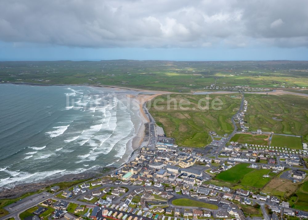 Lahinch von oben - Meeres-Küste Nordatlantischer Ozean in Lahinch in Clare, Irland