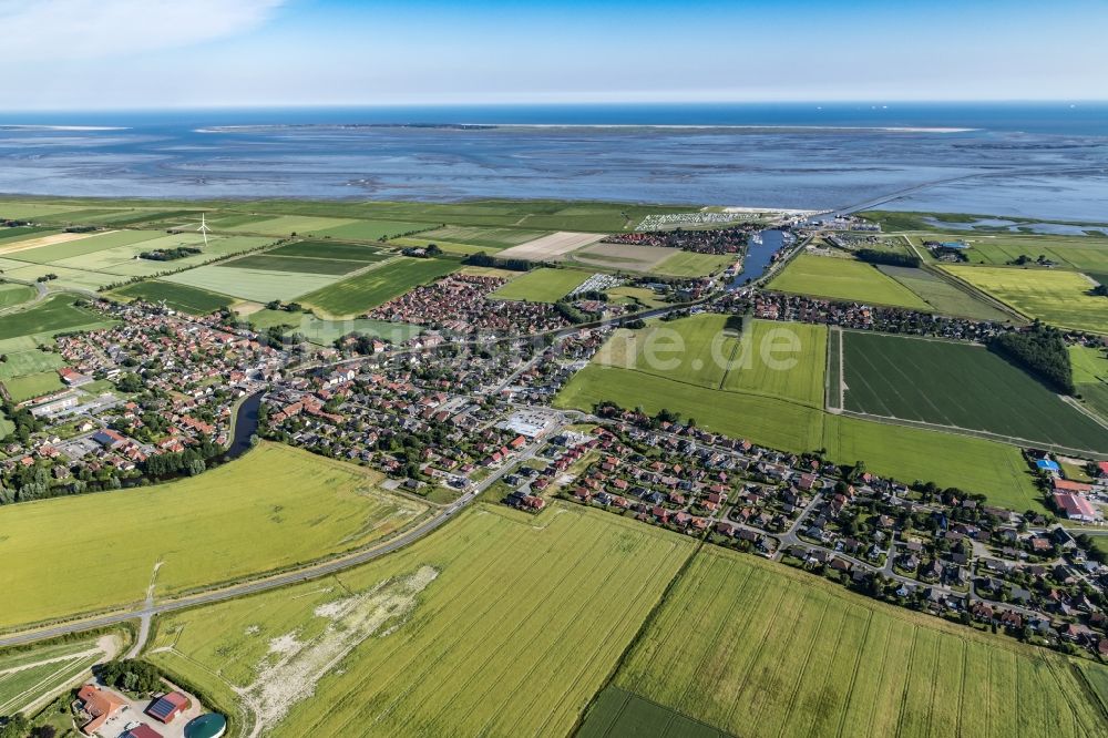 Wittmund von oben - Meeres-Küste der Nordsee in Harlesiel im Bundesland Niedersachsen