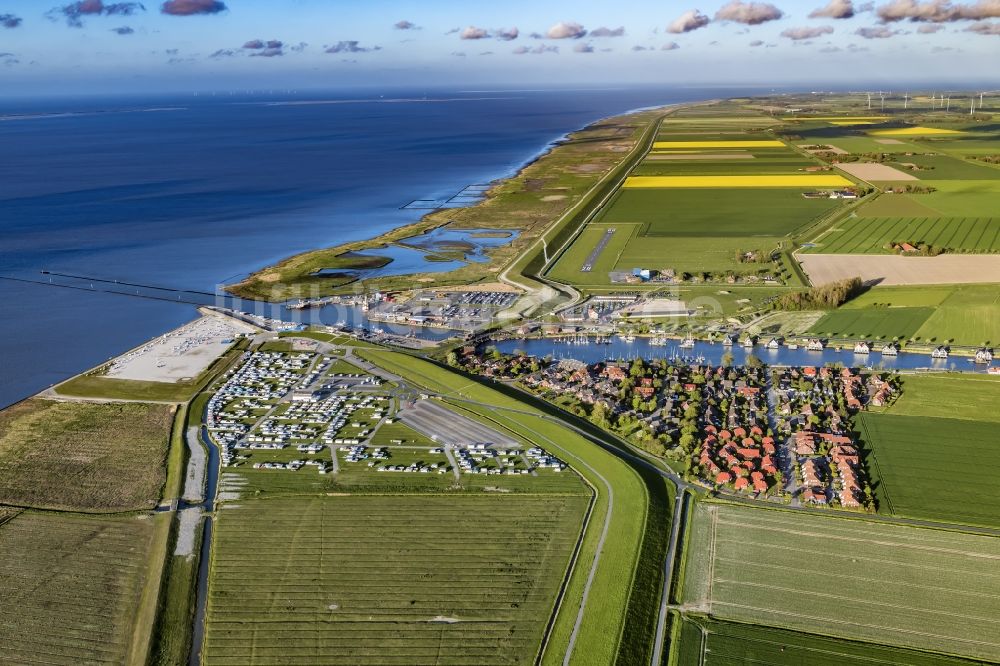 Wittmund von oben - Meeres-Küste der Nordsee in Harlesiel im Bundesland Niedersachsen