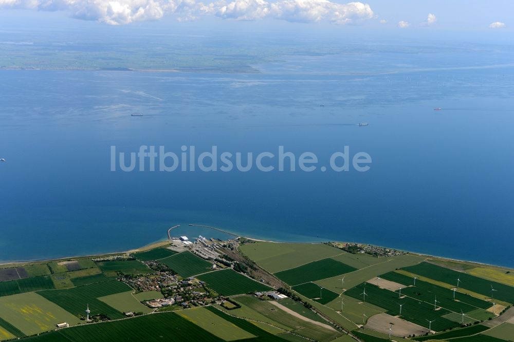 Puttgarden aus der Vogelperspektive: Meeres-Küste der Nordsee- Insel Fehmarn bei Puttgarden im Bundesland Schleswig-Holstein