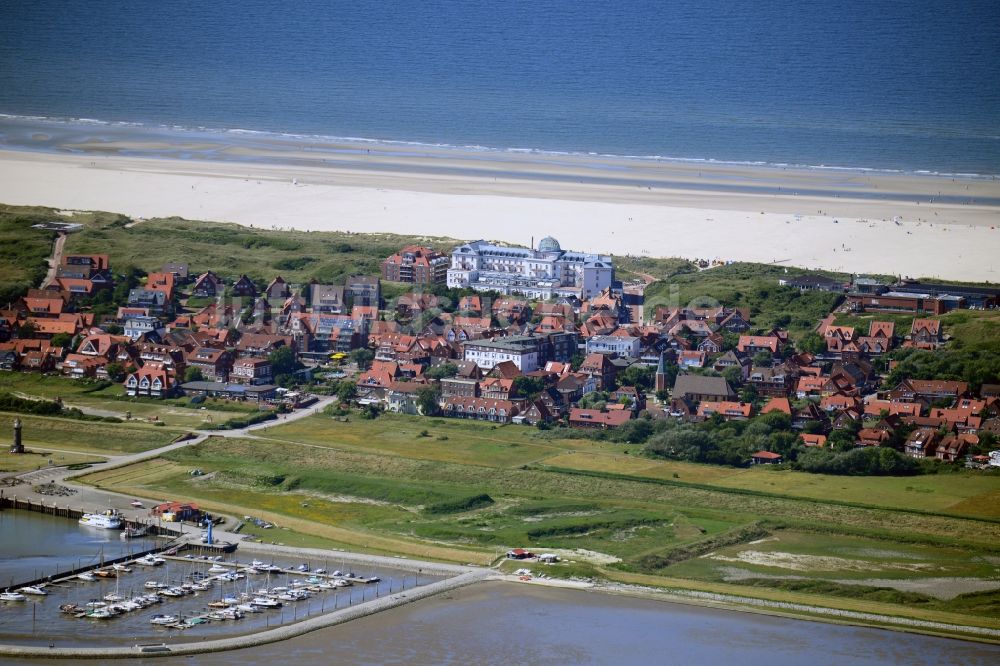 Juist von oben - Meeres-Küste der Nordsee in Juist im Bundesland Niedersachsen