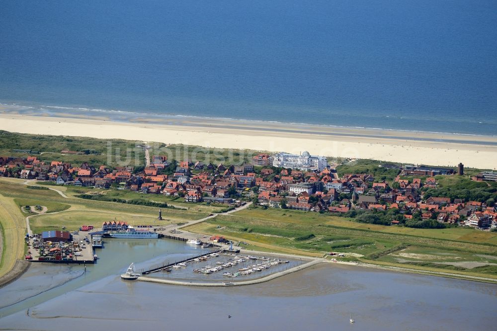 Juist aus der Vogelperspektive: Meeres-Küste der Nordsee in Juist im Bundesland Niedersachsen