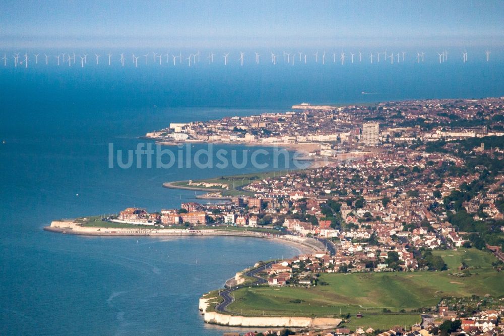 Luftbild Margate - Meeres-Küste Nordsee mit Offshore Windpark in Margate in England, Vereinigtes Königreich