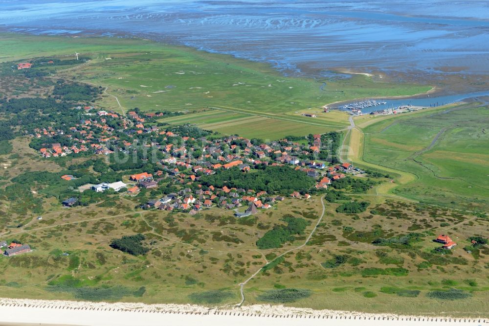 Spiekeroog aus der Vogelperspektive: Meeres-Küste der Nordsee in Spiekeroog im Bundesland Niedersachsen