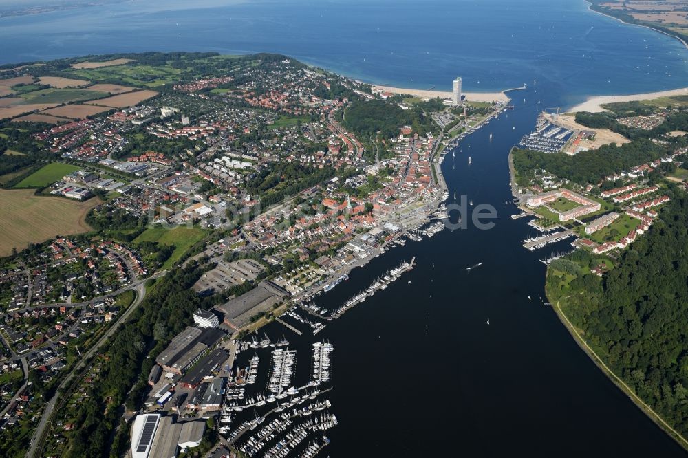 Luftaufnahme Travemünde - Meeres-Küste der Nordsee und Verlauf der Trave in Travemünde im Bundesland Schleswig-Holstein