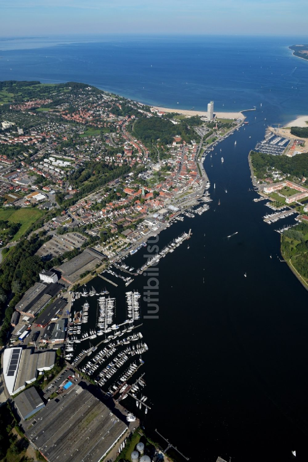 Travemünde von oben - Meeres-Küste der Nordsee und Verlauf der Trave in Travemünde im Bundesland Schleswig-Holstein