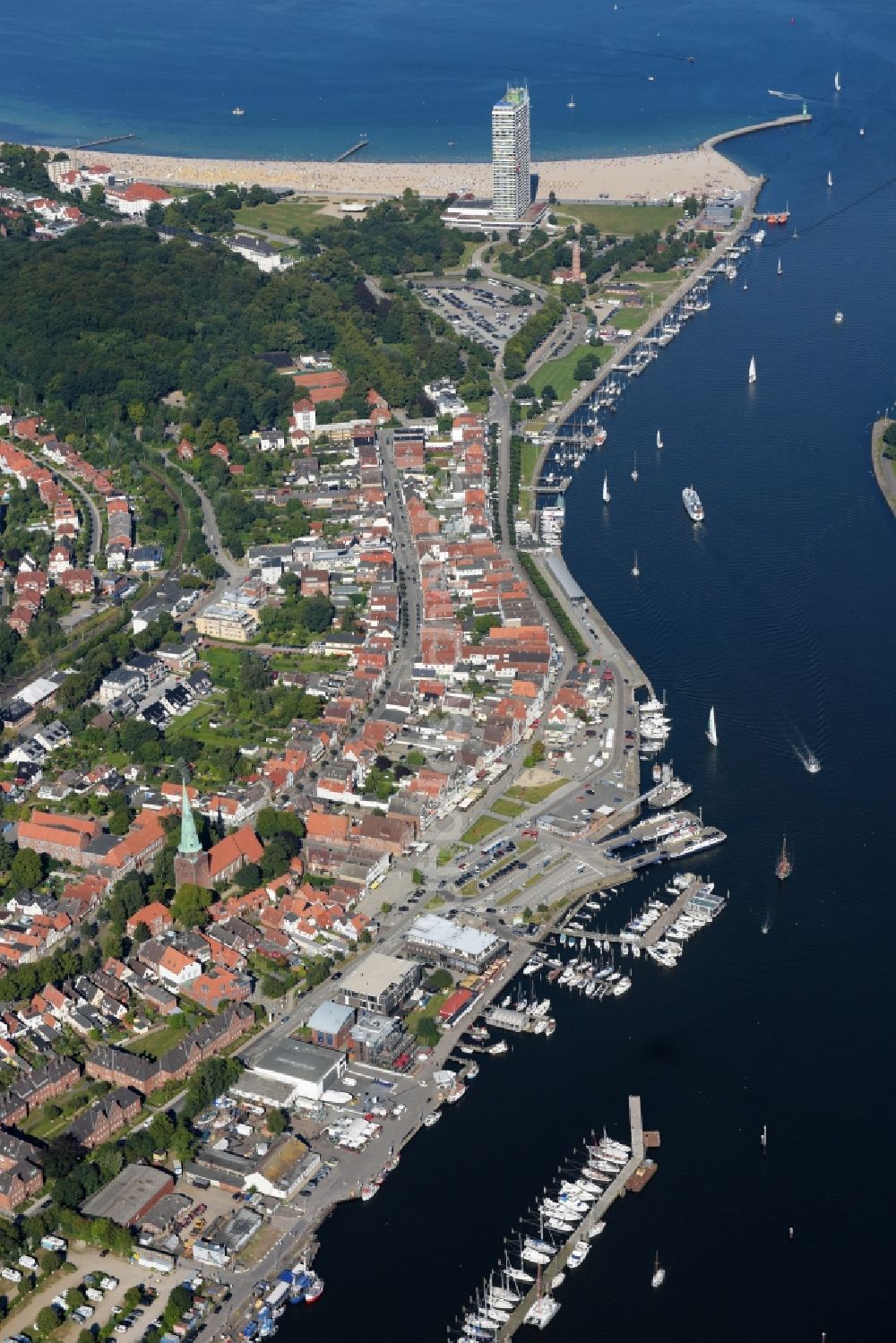 Travemünde aus der Vogelperspektive: Meeres-Küste der Nordsee und Verlauf der Trave in Travemünde im Bundesland Schleswig-Holstein