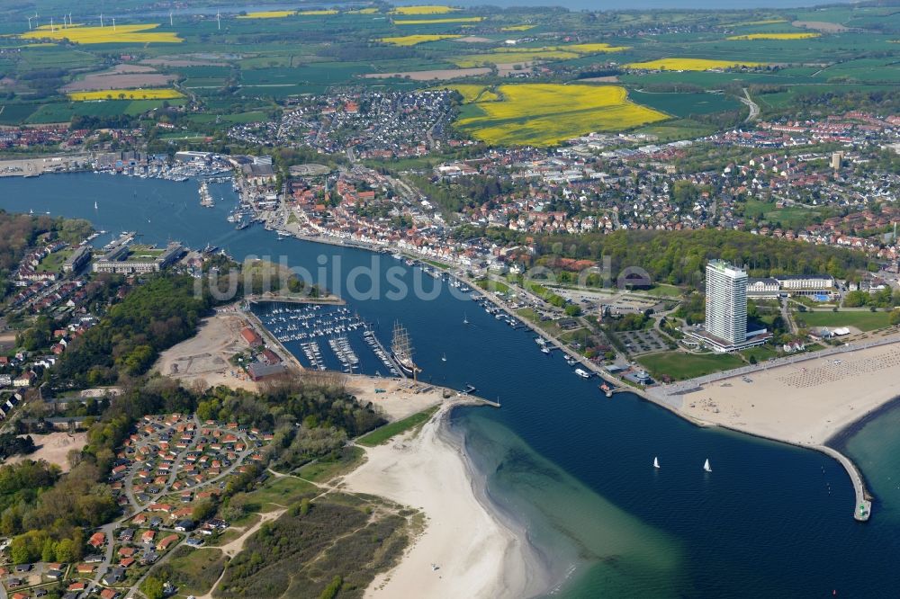 Luftaufnahme Travemünde - Meeres-Küste der Nordsee und Verlauf der Trave in Travemünde im Bundesland Schleswig-Holstein