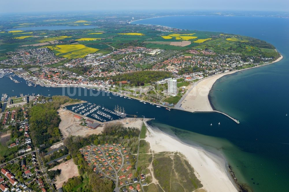 Travemünde von oben - Meeres-Küste der Nordsee und Verlauf der Trave in Travemünde im Bundesland Schleswig-Holstein