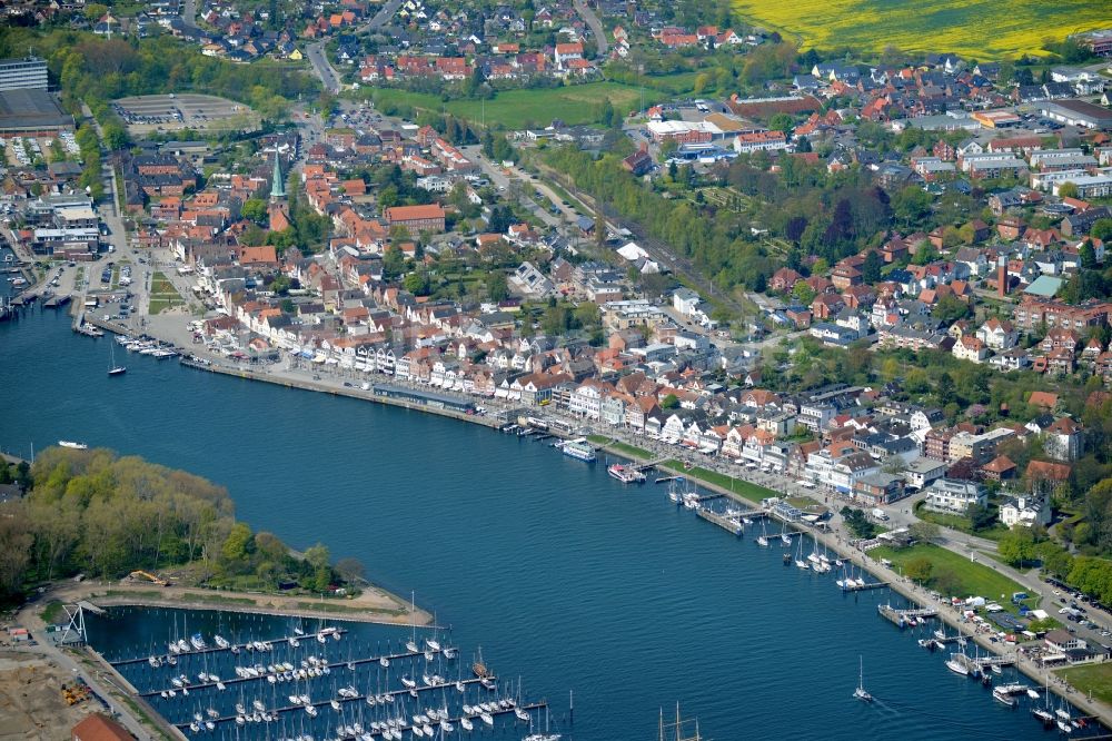 Luftbild Travemünde - Meeres-Küste der Nordsee und Verlauf der Trave in Travemünde im Bundesland Schleswig-Holstein