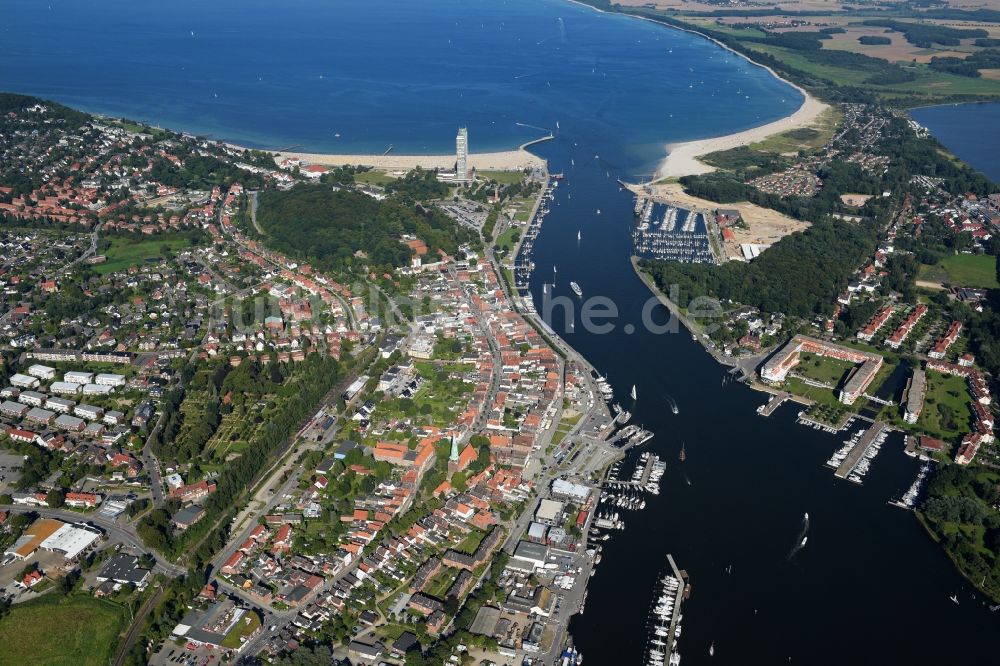 Luftaufnahme Travemünde - Meeres-Küste der Nordsee und Verlauf der Trave in Travemünde im Bundesland Schleswig-Holstein