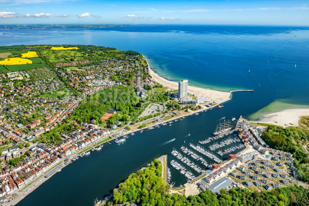 Lübeck von oben - Meeres-Küste der Nordsee und Verlauf der Trave in Travemünde im Bundesland Schleswig-Holstein