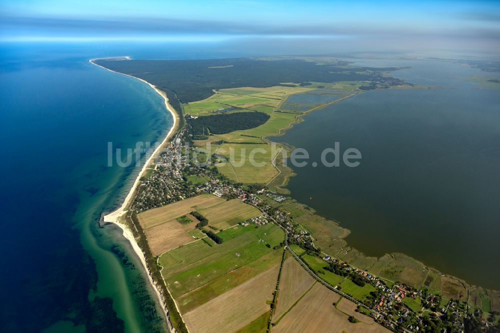 Ahrenshoop aus der Vogelperspektive: Meeres-Küste der Ostsee in Ahrenshoop im Bundesland Mecklenburg-Vorpommern, Deutschland