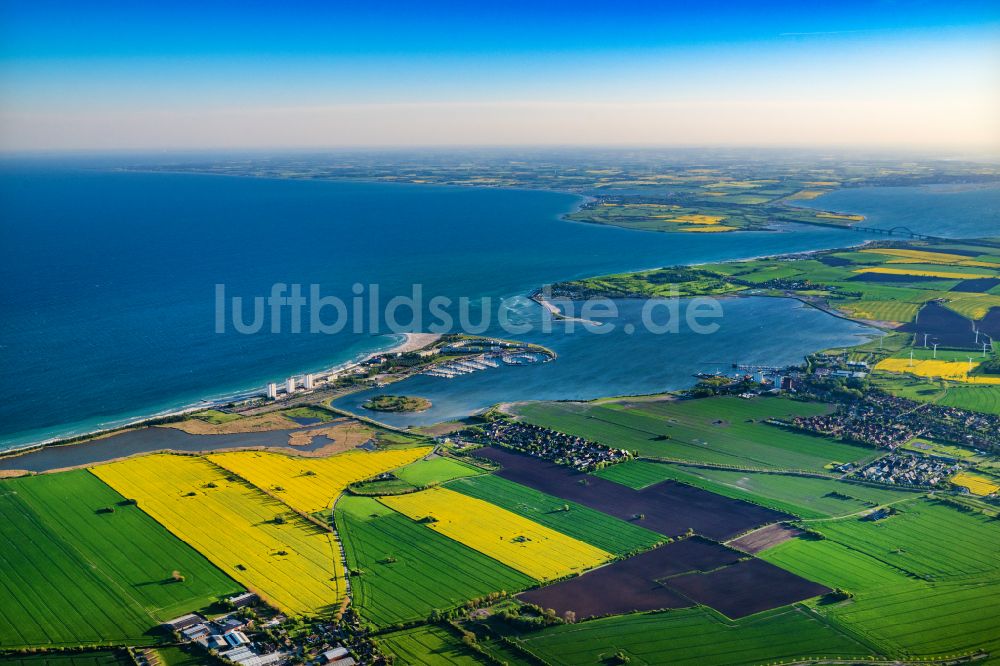 Fehmarn aus der Vogelperspektive: Meeres-Küste der Ostsee in Burg auf Fehmarn im Bundesland Schleswig-Holstein