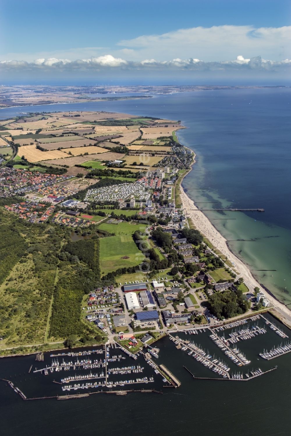 Luftaufnahme Großenbrode - Meeres-Küste der Ostsee in Großenbrode im Bundesland Schleswig-Holstein