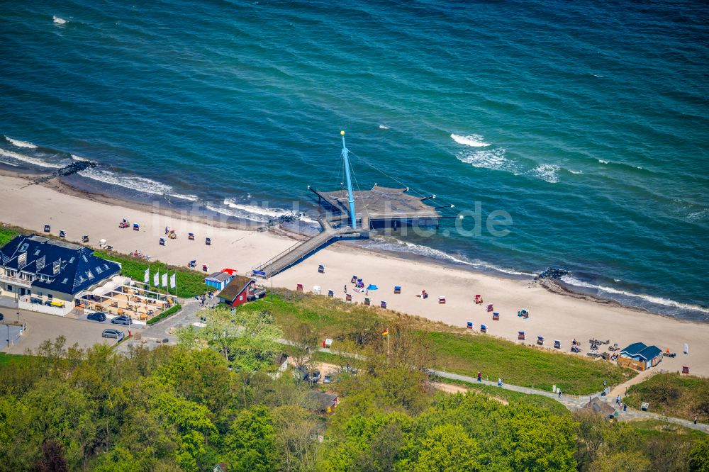 Luftaufnahme Hohwacht (Ostsee) - Meeres-Küste der Ostsee in Hohwacht mit der Plattform Flunder im Bundesland Schleswig-Holstein